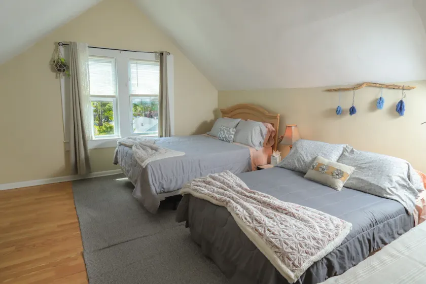 2 Bedroom Sleeps 6. 1 blocks from Pier Village.  Incl 4 Beach Badges - Image 1