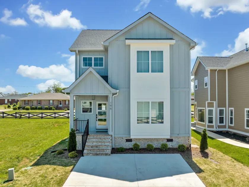 Bright airy lakeside home in gated community - Image 1