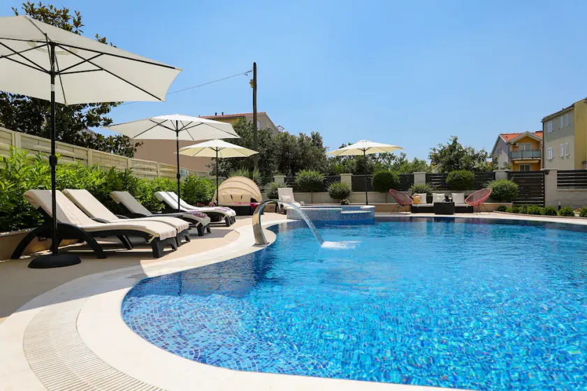 Luxuroese Apartments mit Privatem Pool und Jacuzzi - Image 1