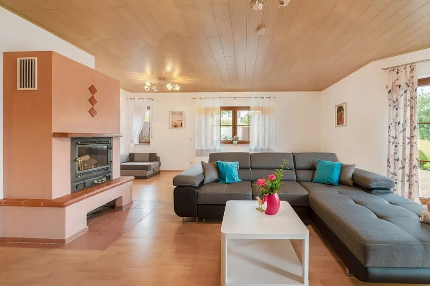 Apartment 'Lora' with Private Terrace and Wi-Fi - Image 1