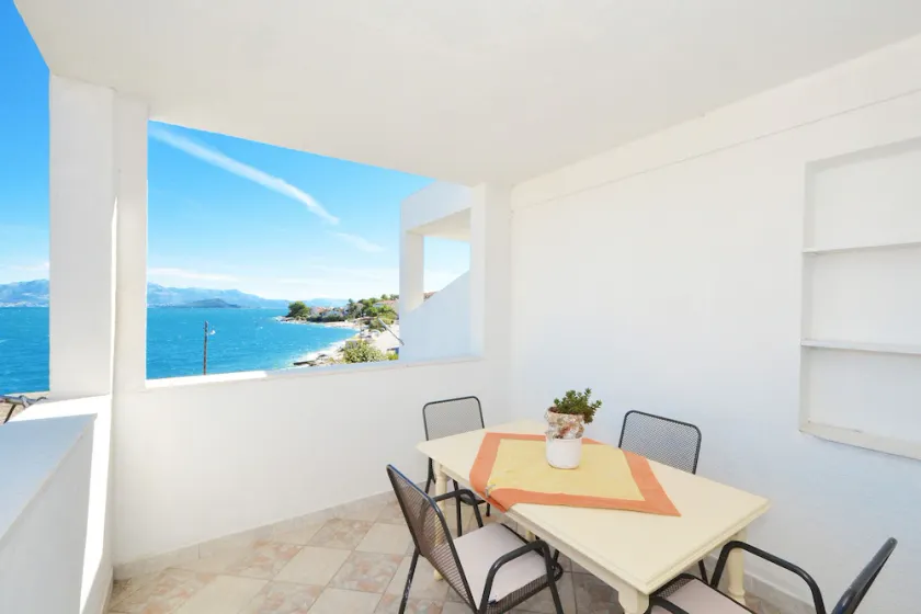 PETRA ARBANIJA - apt for 5+1 just few steps from the beach - Image 1