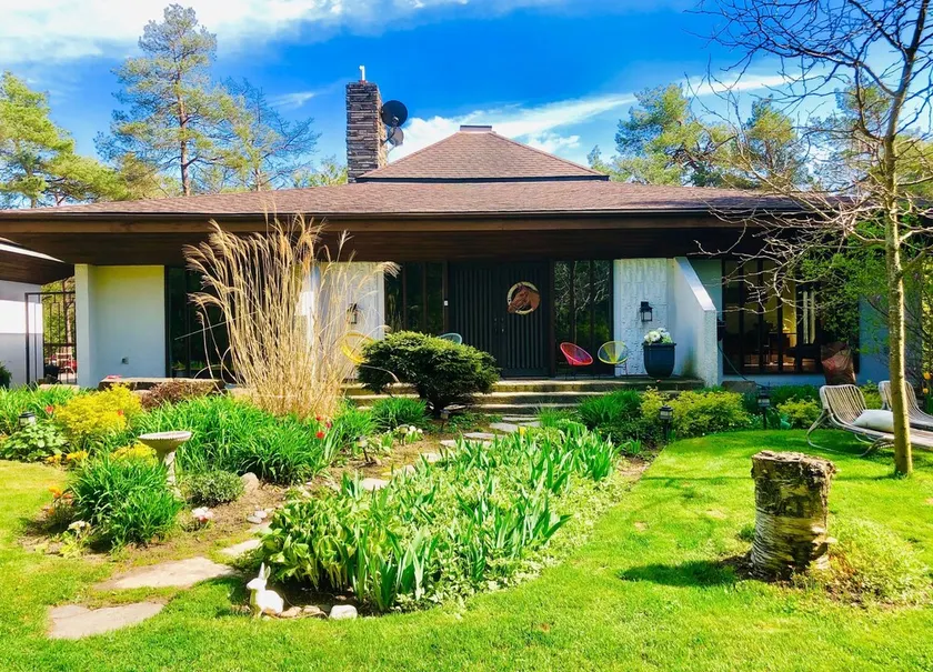 Beautiful & Private Mid Century Modern Country-House on 10 Acres near Caledon - Image 1