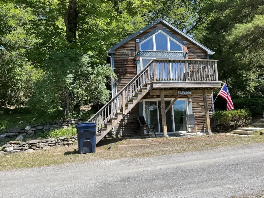 Cottage on east side of Lake Bomoseen, on-site boat slip included - Image 1