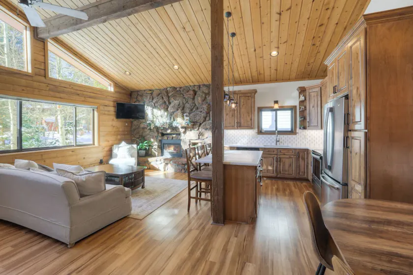 Dog Friendly, On Shuttle Route, Private Hot Tub, Near River, Walk to Town - Image 1