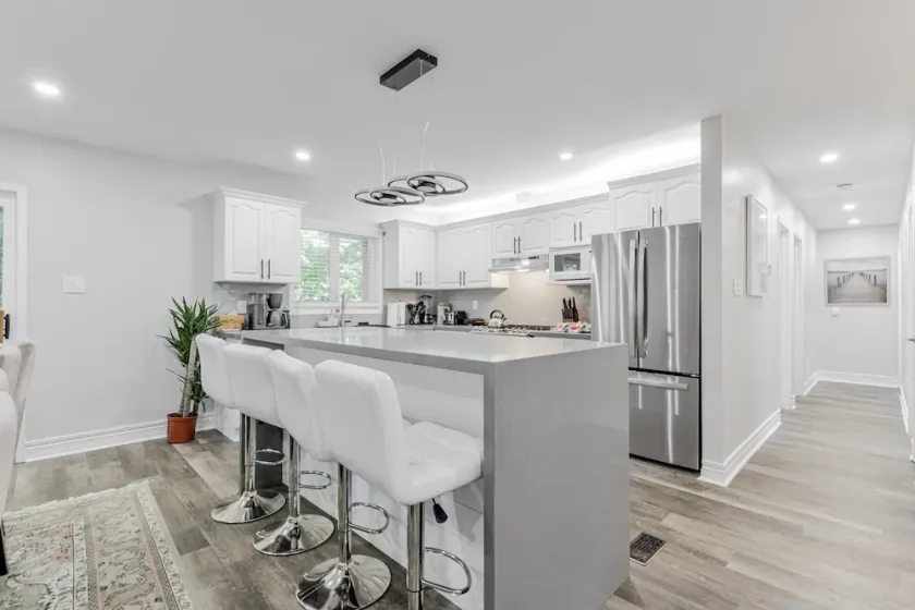 Innisfil Retreat: Hot Tub, Sauna, Pool Table - Image 1