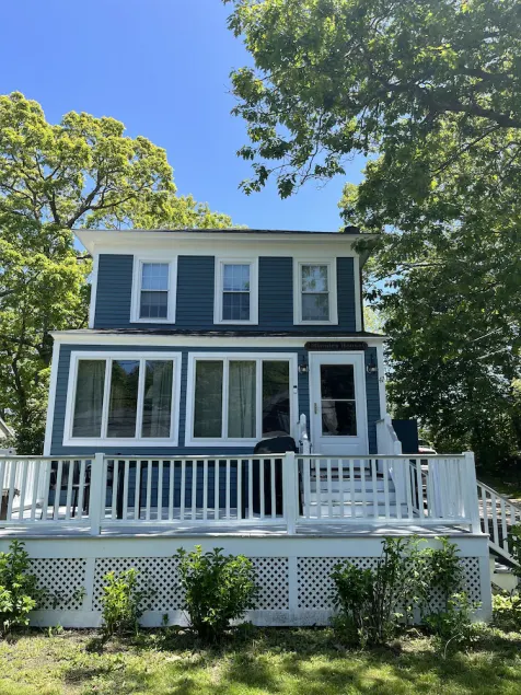 Classic New England Home Close to Short Sands - Image 1