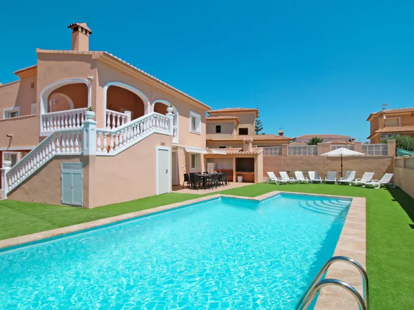 Stunning private villa for 17 people with A/C, WIFI, private pool, TV, patio and pets allowed - Image 1