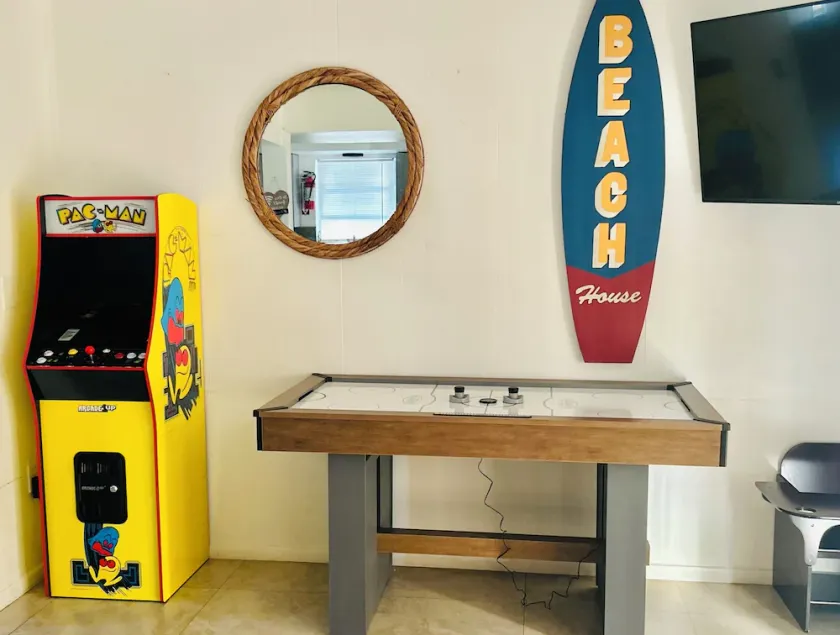 Fun Kids Family Stay - FLL Cruise Guests & Airport! AirHockey-Arcade-Pool-Toys - Image 1