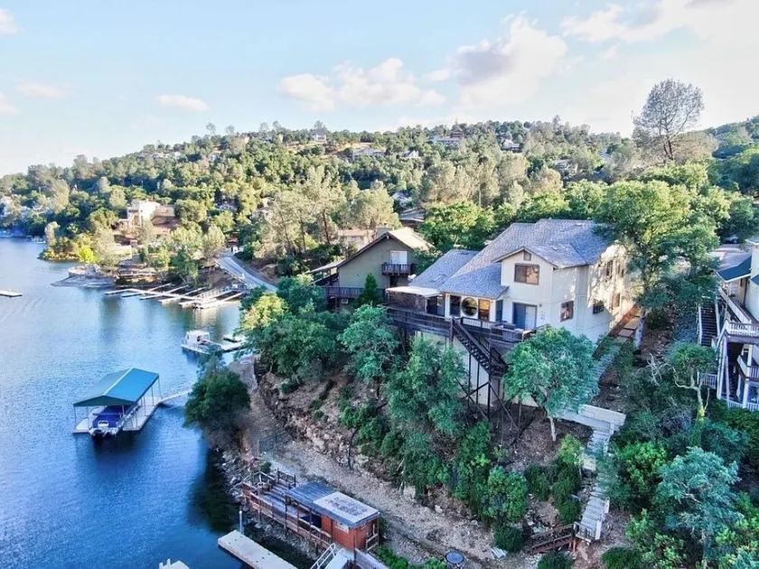 Lakefront Home wPrivate Dock in no wake zone. Perfect for floating in the lake - Image 1
