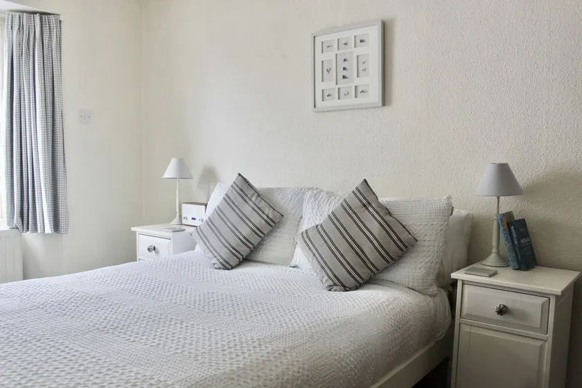 Holiday Cottage with seafront beach hut - sleeps 4 - Image 1