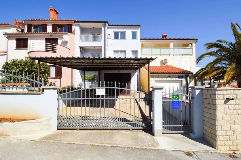 Holiday apartment with air conditioning and parking - Image 1