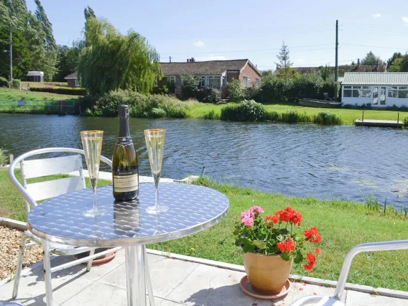 2 bedroom accommodation in Surfleet - Image 1