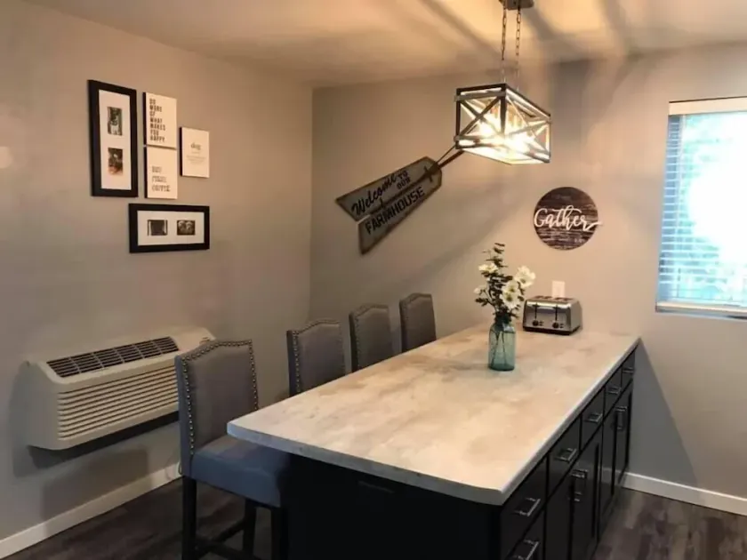 Newly Remodeled studio in 2021, 5 miles to Door Cty., beautiful deck & yard - Image 1