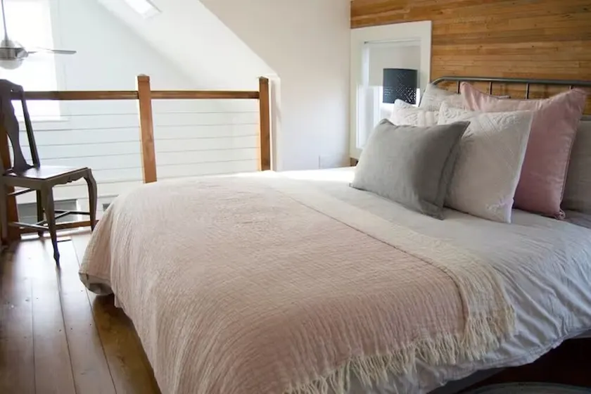 This light, bright cottage is located in St Johns in Portland - Image 1