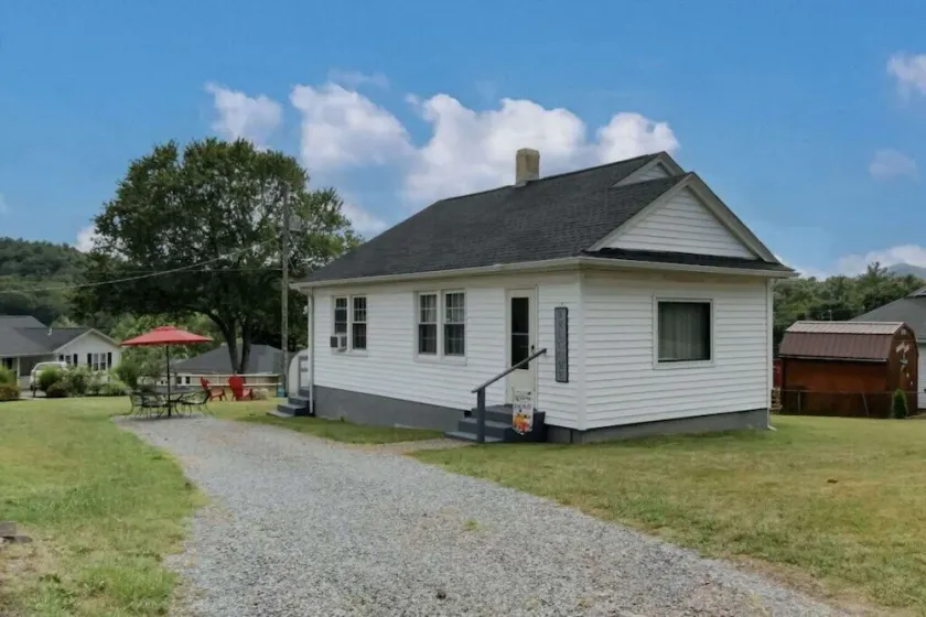 Charming Bacova Village Cottage Near Lake Moomaw - Image 1