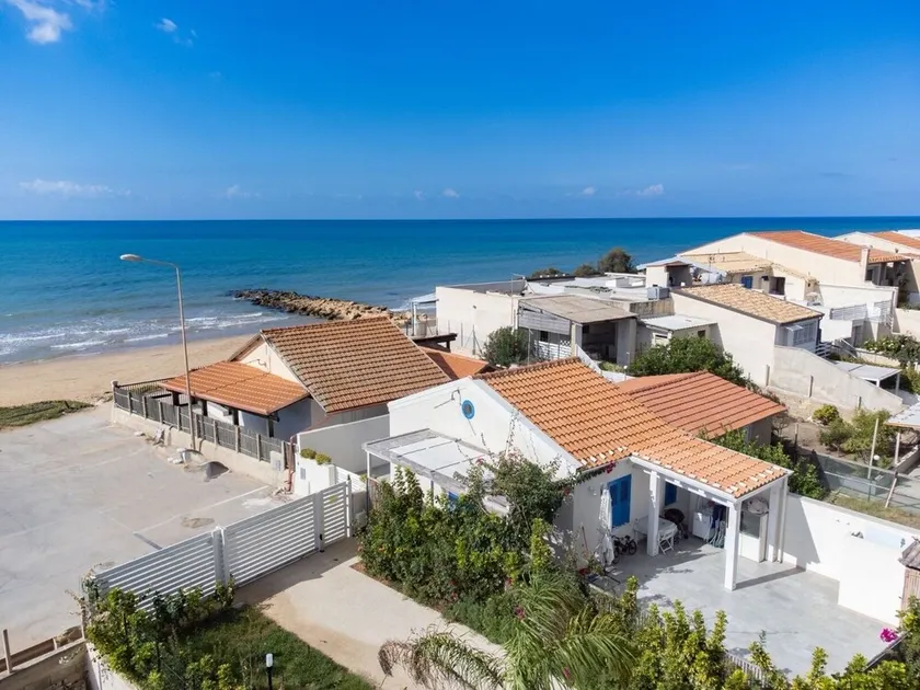 house on the beach with a nice patio - Image 1
