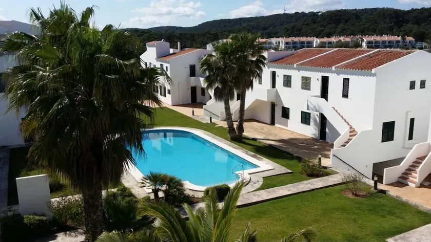 Apartment on a golf with private solarium, near the beach - Image 1