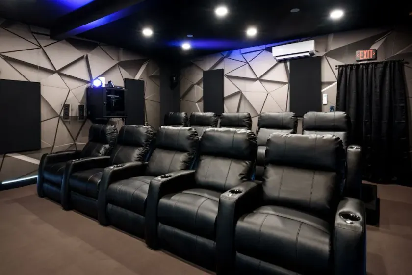 10 Seat Home theater. Office. Step-Free Entry. Seniors Welcomed. Pet Friendly! - Image 1