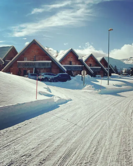 Chalet 9 Personnes, Près des Pistes, Accès Piscine, Wifi et Netflix Inclus - Image 1