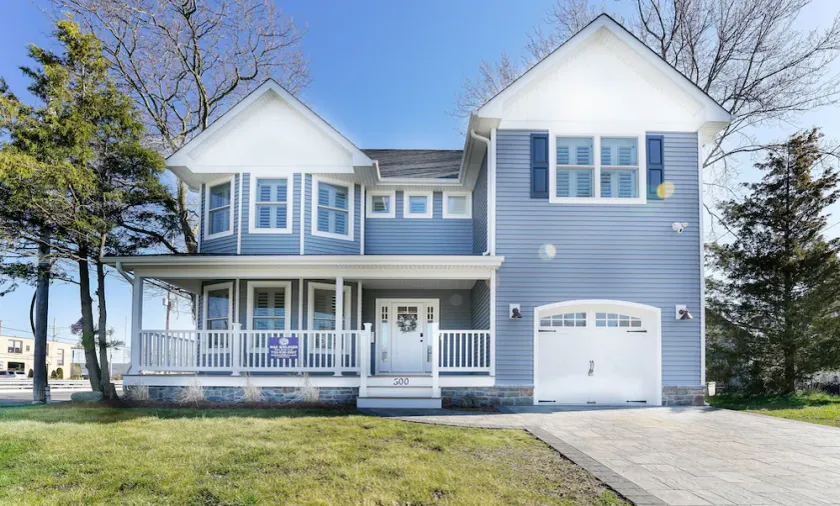 Prime PPB location, steps to all the restaurants, shops, 5 blocks to the beach! - Image 1