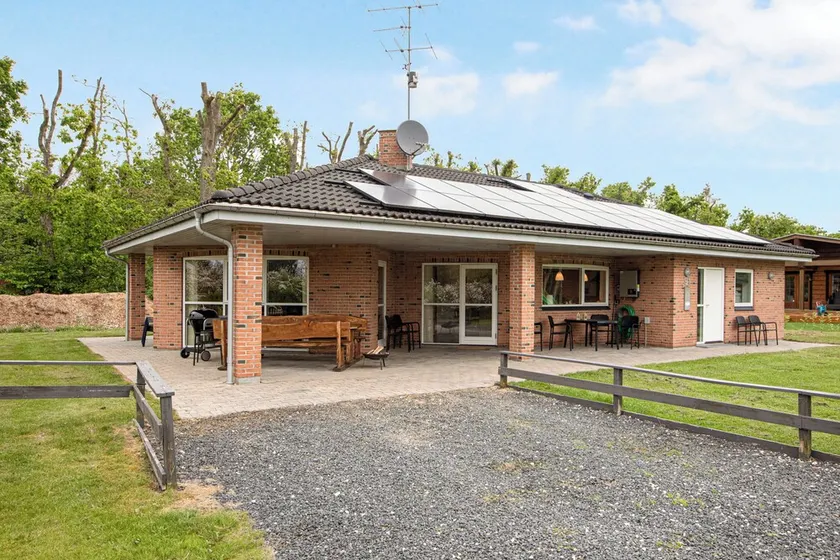 Home for the family in quiet surroundings - Image 1