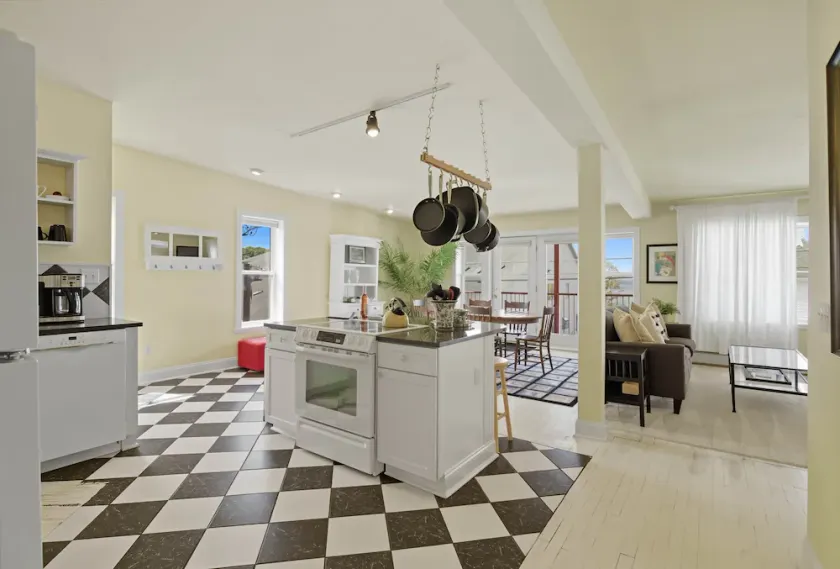 Crystal View, Suite 3 - Image 1