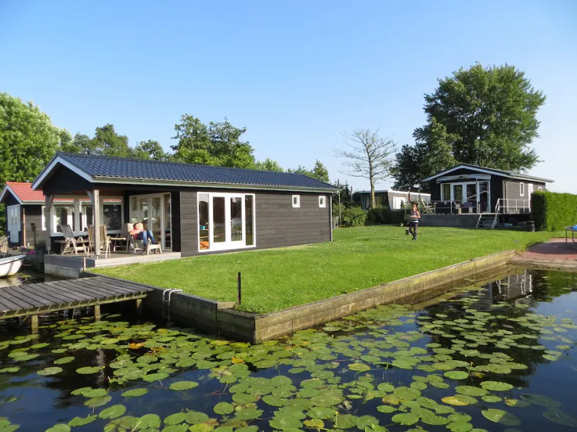 Hyggeligt og rustikt sommerhus plus husbåd på vandet - Image 1