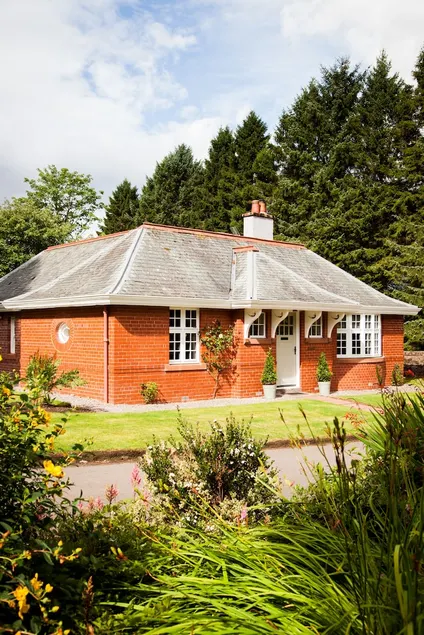 Renovated gatekeepers cottage situated in peaceful, private gardens - Image 1
