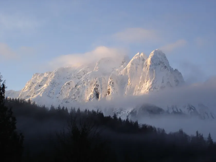 Vackra Riverfront Getaway In The Cascade Mountains - Image 1