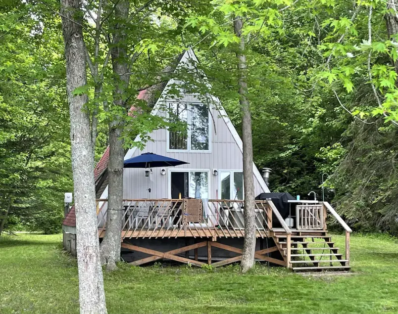 Beautiful, Family-friendly lakefront Cottage on a popular sandbar. - Image 1