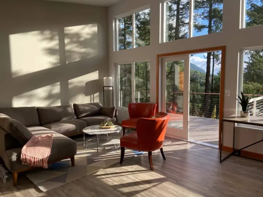 Blick auf das Wasser von diesem New Northwest Modern Home mit Whirlpool - Image 1