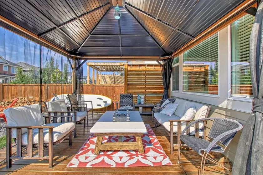 Spacious Family Getaway for 10 with Hot Tub, Lake, Gazebo, King Master - Image 1