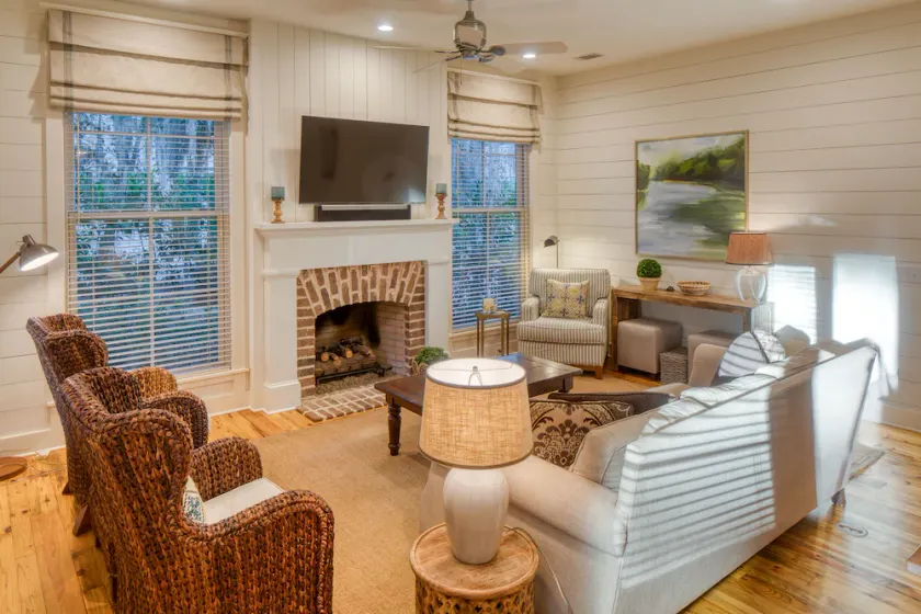 Charming Cottage, Screened Porch w/Fireplace, Walk to Restuarants - Image 1