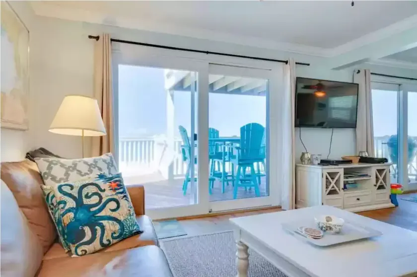 Oceanfront family-sized beach house - Image 1