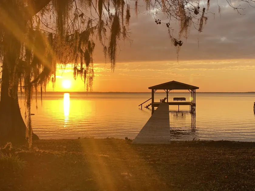 Peaceful Lakefront Cottage - Image 1