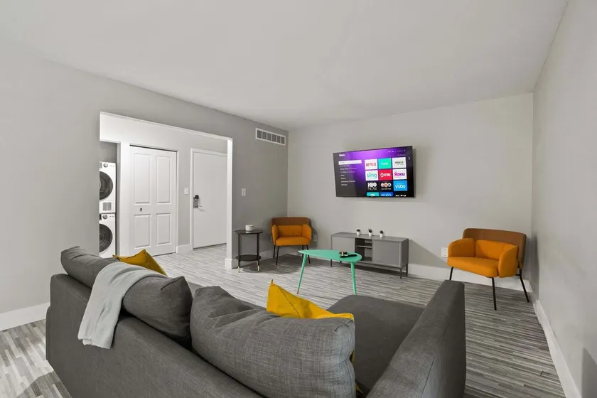 Spacious Stay In with Great Amenities! - Image 1