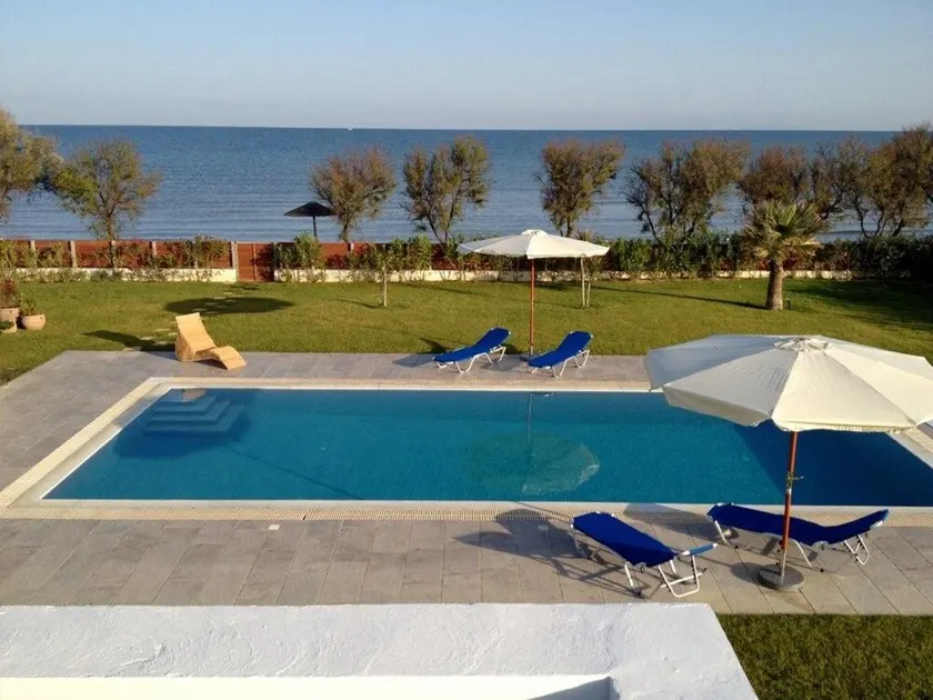 Seaside villa with private pool - Image 1