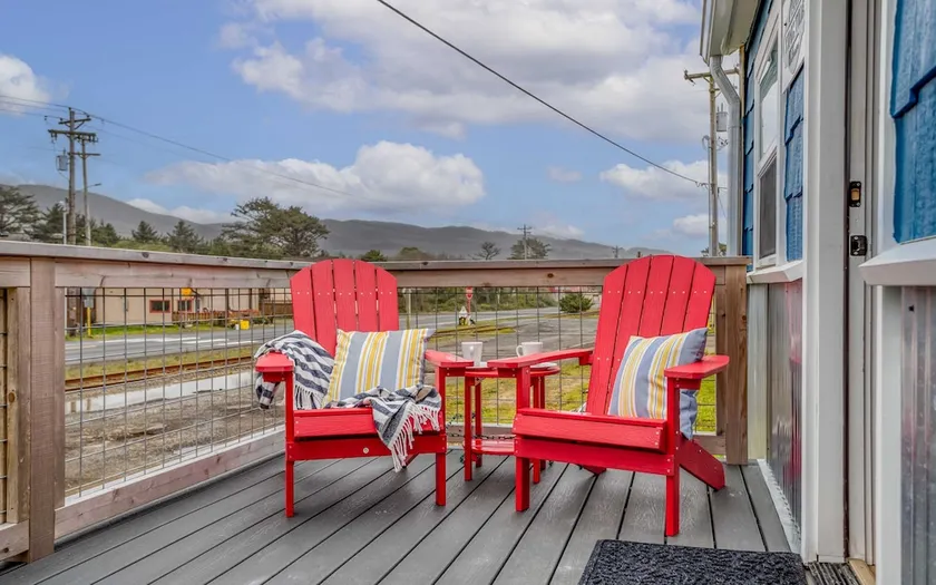 King Tide - Spacious, Renovated Cottage, Smart TVs, Steps to Beach at Rockaway! - Image 1