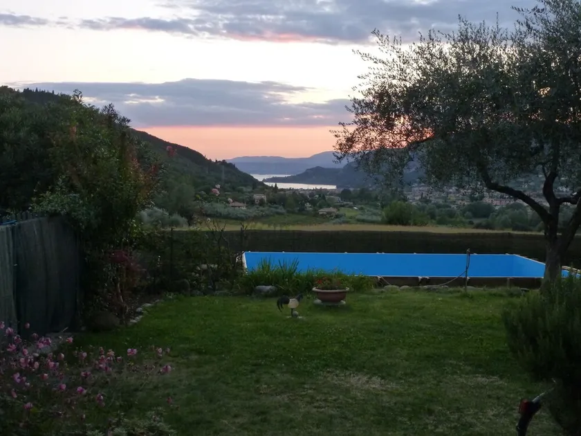 Rummeligt stenhus med udsigt over søen og swimmingpool i den sydøstlige del af Gardasøen - Image 1