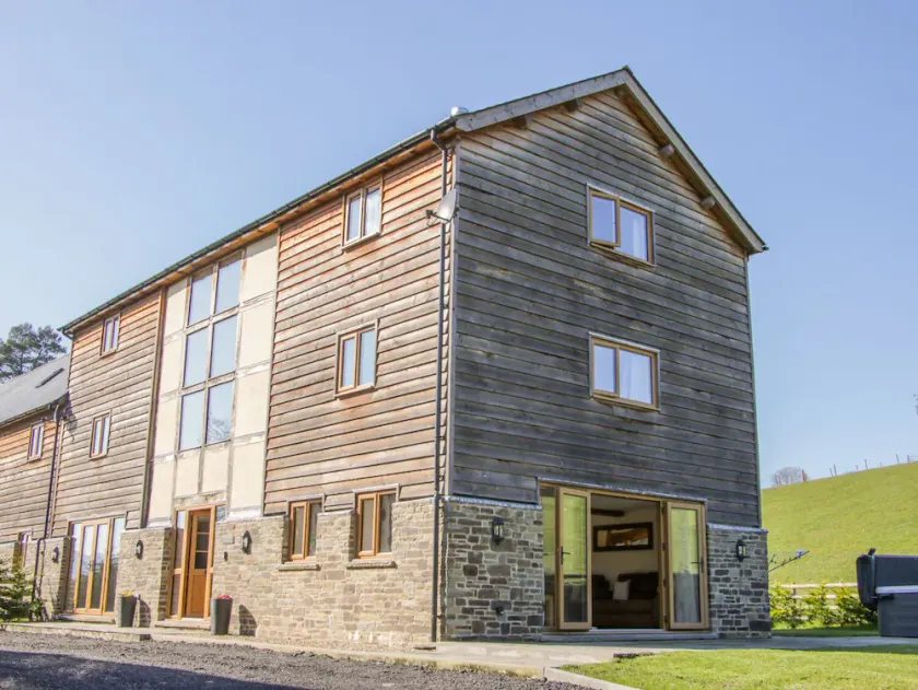 THE STABLES, family friendly, luxury holiday cottage in Knighton - Image 1