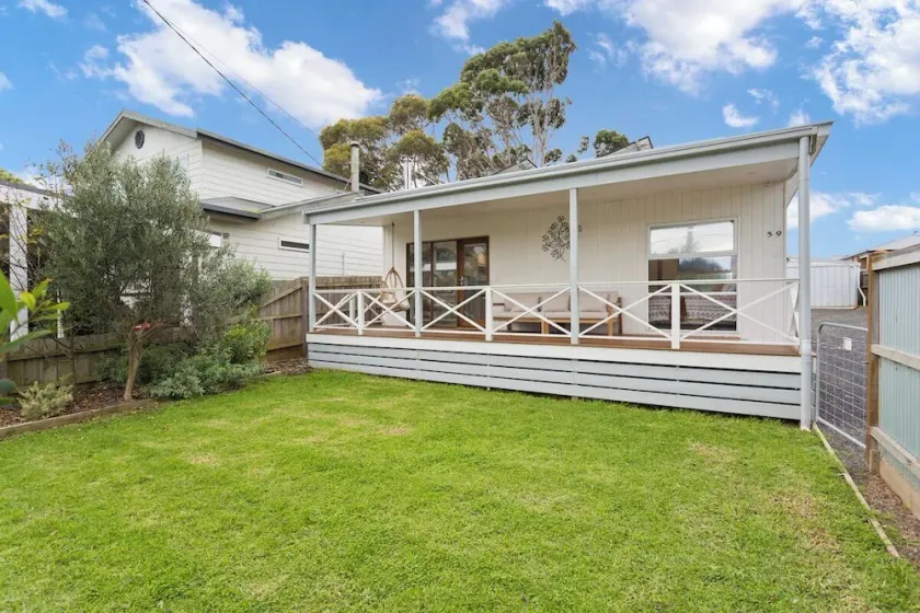 Beautiful Bungalow Pet-Friendly & Walk to Beach - Image 1