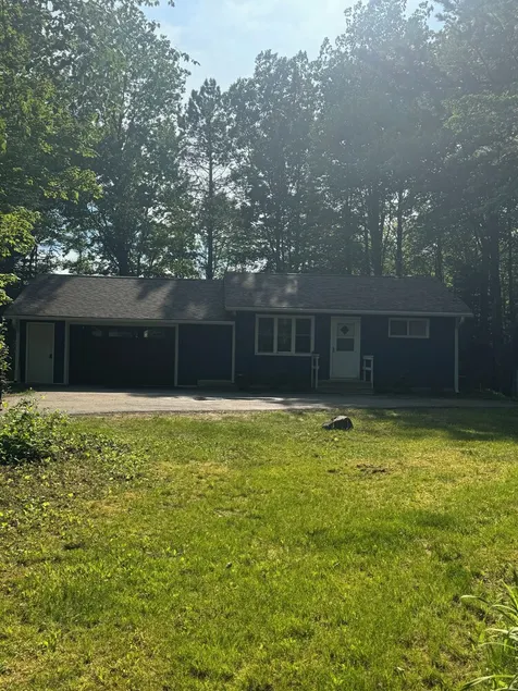 Updated Private wooded cottage on the River with hot tub & sauna & pool table! - Image 1