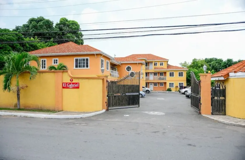 Möblierte 1-Zimmer-Wohnung in Gated Complex - Image 1