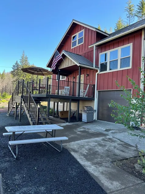 Spacious 3-Story Home, 4 bedrooms, Sleeps 12, Easy Trailer Parking - Image 1