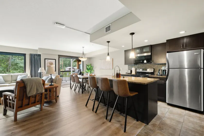 Beautiful South Facing 2bd/2bth Condo with Hot Tub and Gorgeous Mountain Views! - Image 1