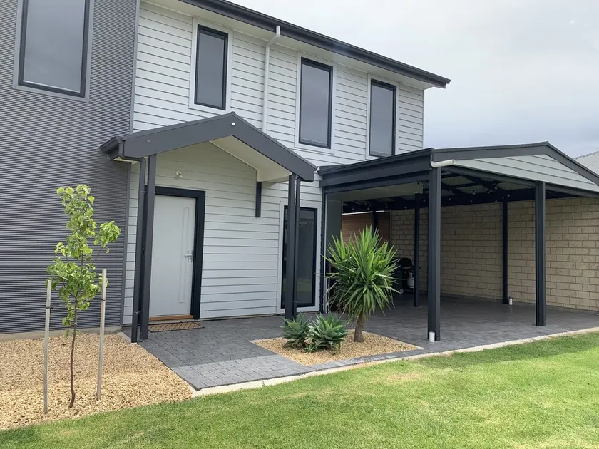 Spacious House with Absolute Waterfront on Wellington Marina - Image 1