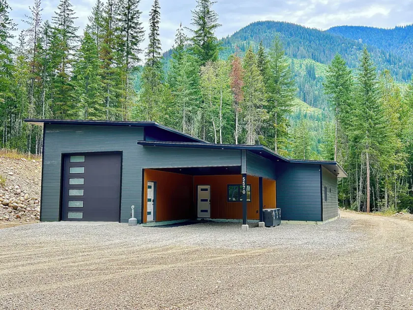 Mountain Retreat Between Revelstoke & Sicamous - Sled, Ski, Hike, Fish, Relax - Image 1