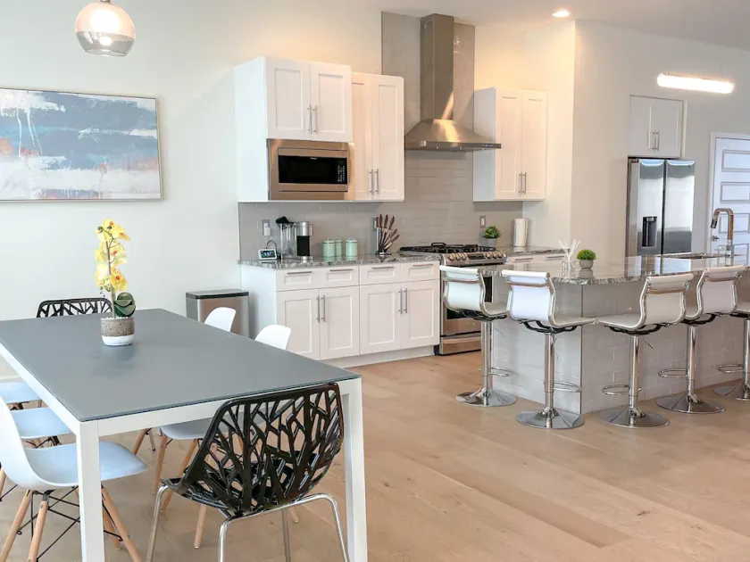 Modern & Luxurious. 4BR. Sleep 12. Minutes to downtown - Image 1
