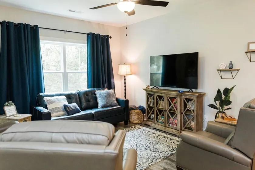 Luxurious 2BR Condo with Private Outdoor Patio - Image 1