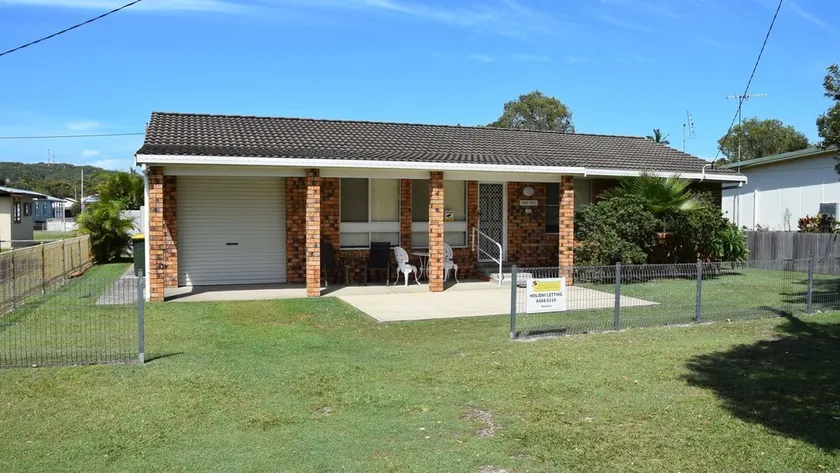 Chel-sea - Modern 3-bedroom home with a sleep out in the garage in peaceful Hat Head - Image 1